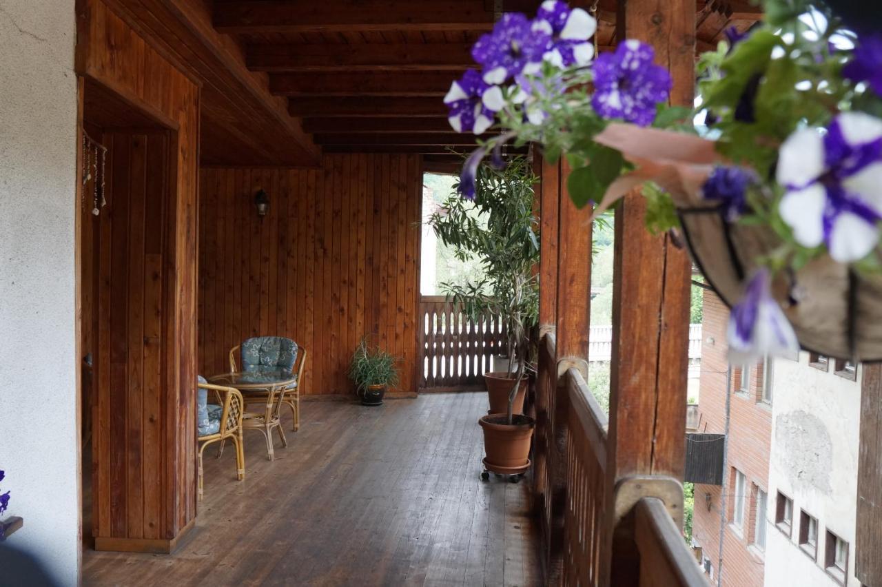 Home With The Veranda Veliko Tŭrnovo Exterior foto