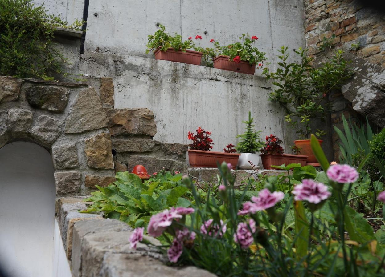 Home With The Veranda Veliko Tŭrnovo Exterior foto